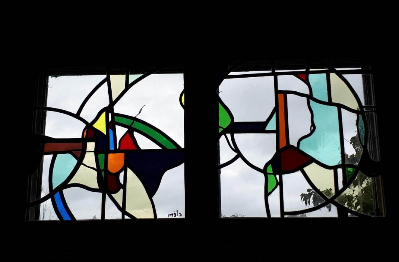 Vitrail abstrait coloré pour fenêtre posé chez un particulier en Bretagne