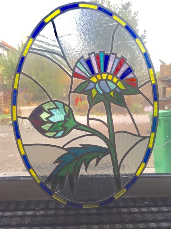 vitrail figuratif ovale fleur d'artichaut