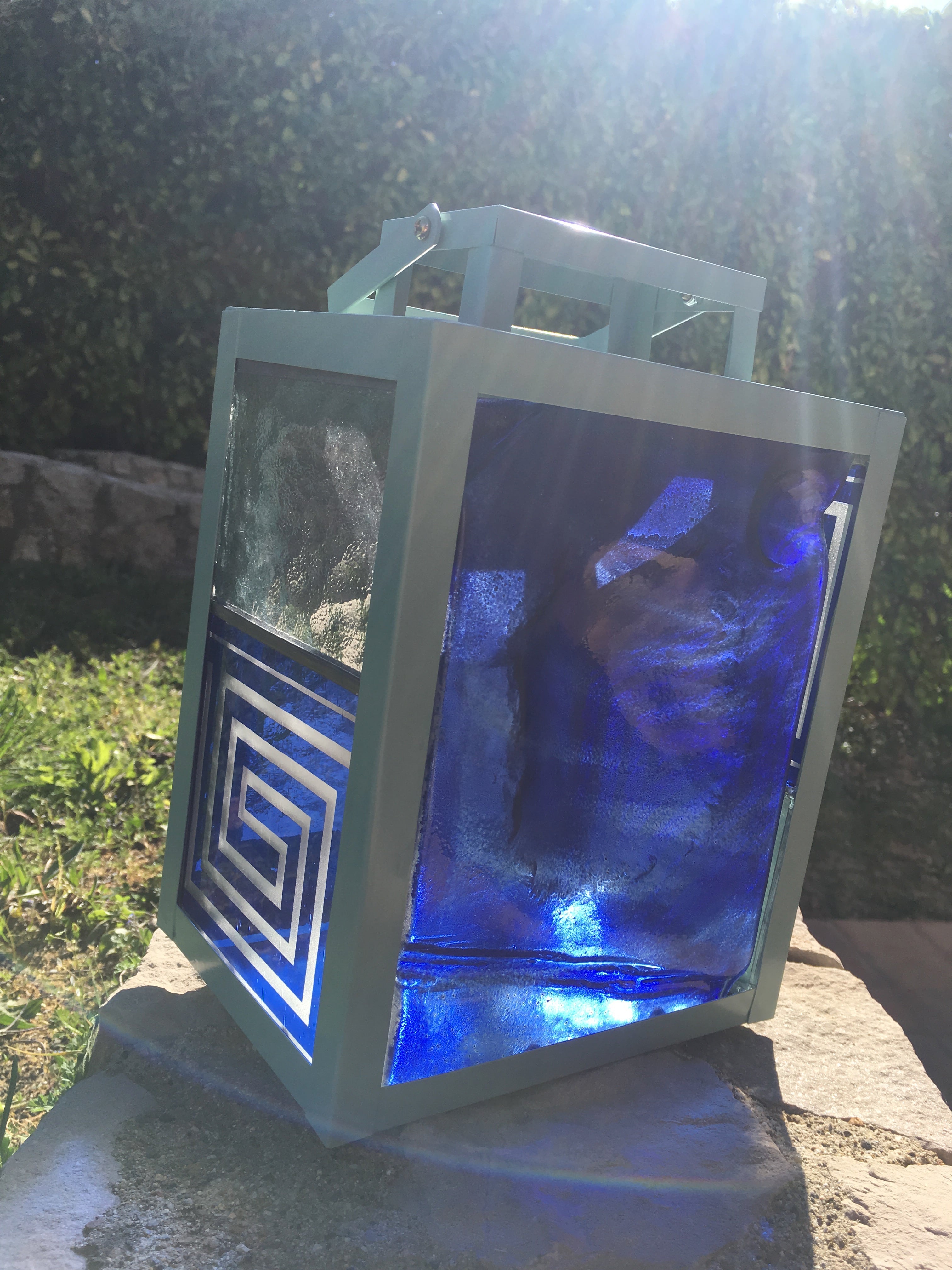 Lanterne en métal, verres fusing transparent et bleu à motif géométriques, 60€