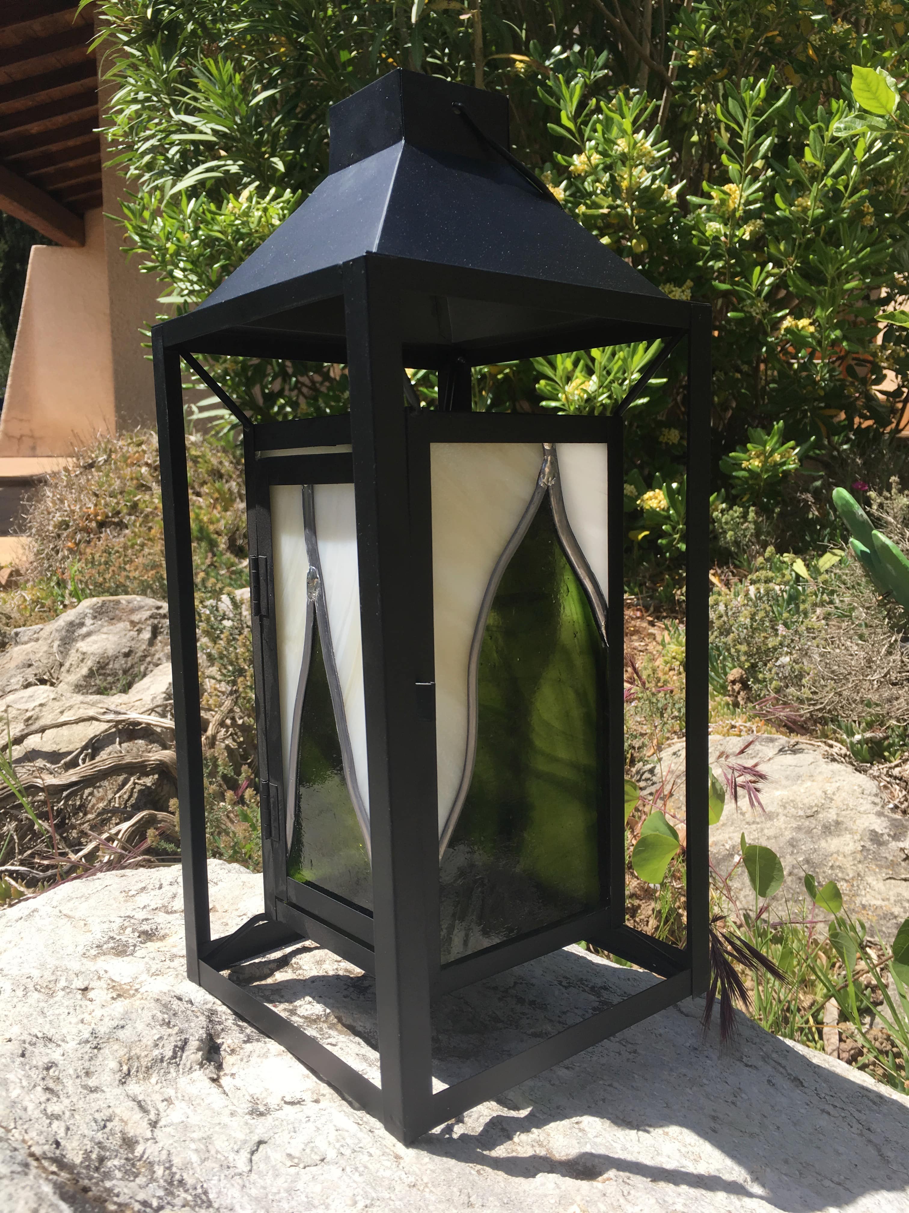 Lanterne en métal noir, verre blanc opalescent et vert, 60€