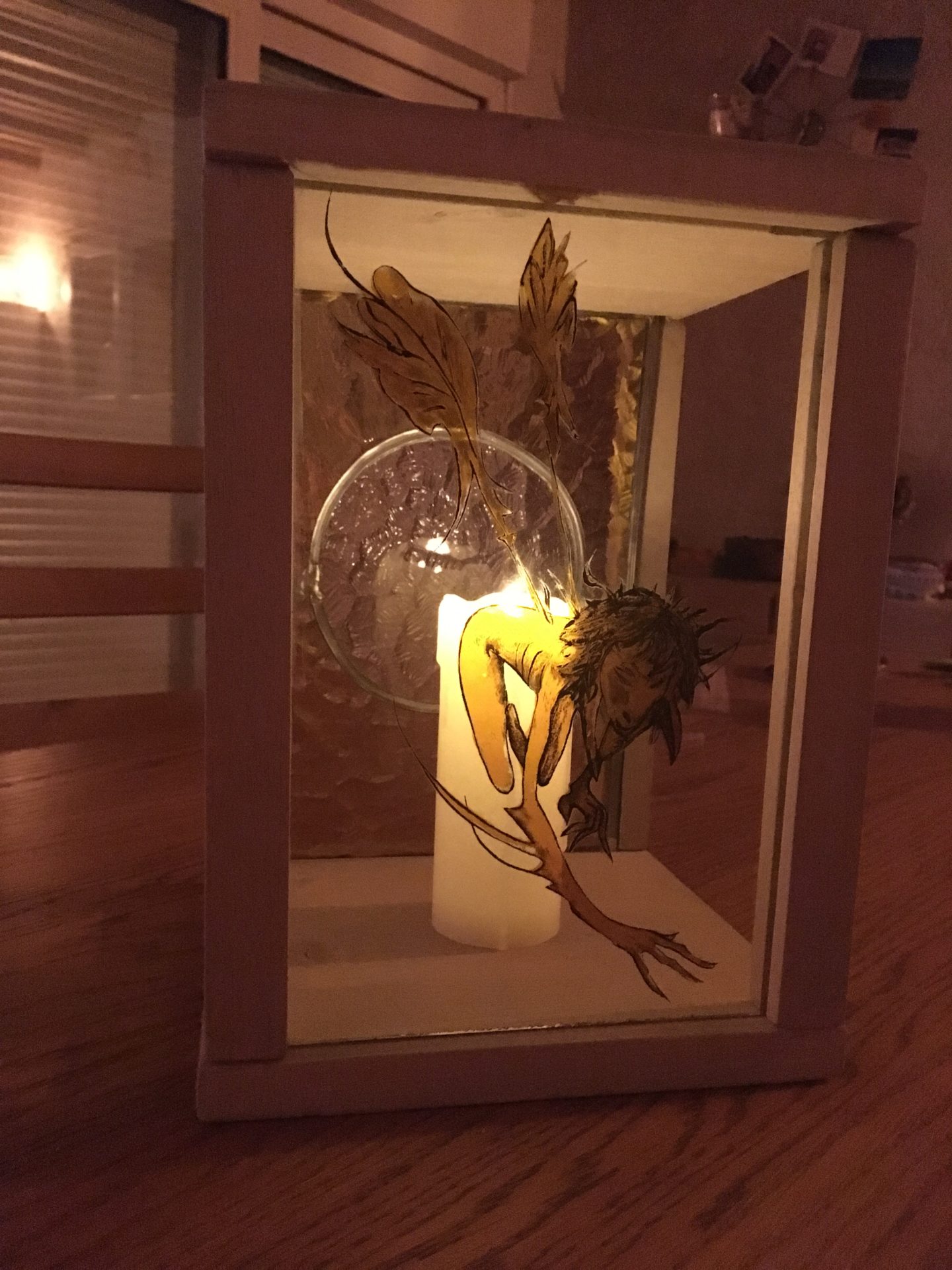 lanterne en bois avec panneau vitrail et grisaille avec jaune d'argent