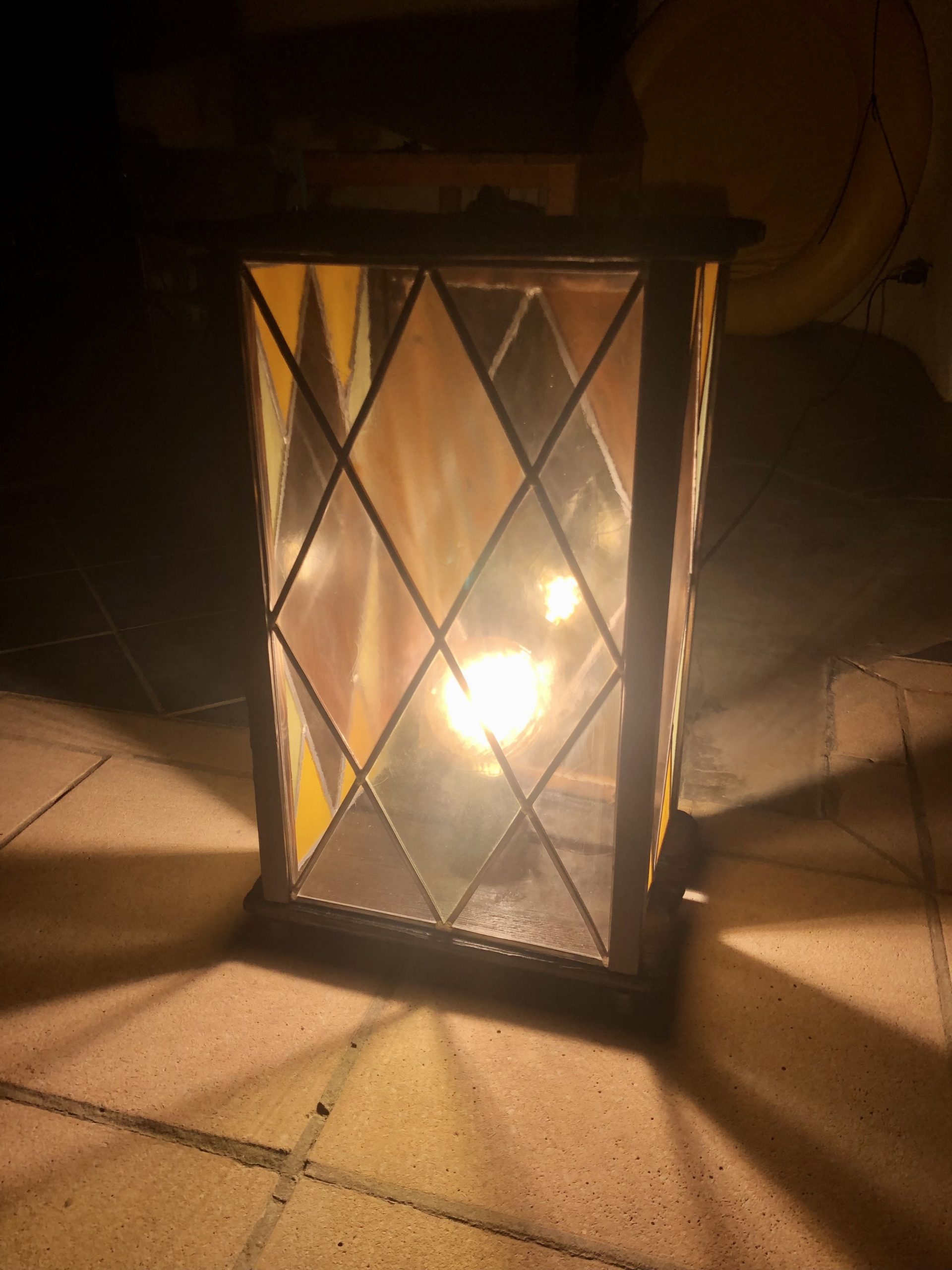 Lampe extérieur vitrail/bois brûlé