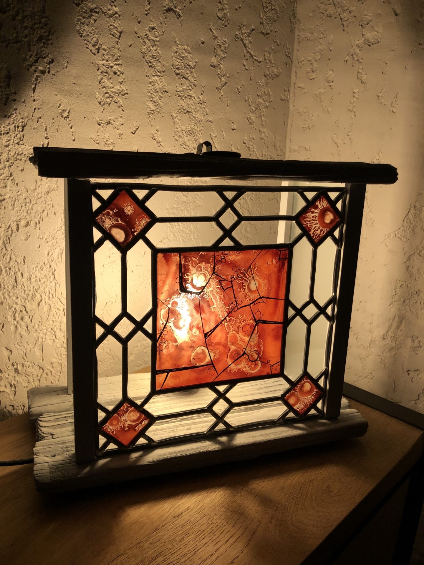 lampe bois brûlé peint, vitrerie et grisaille